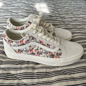 Vans Old Skool Vintage Floral Sneakers . New